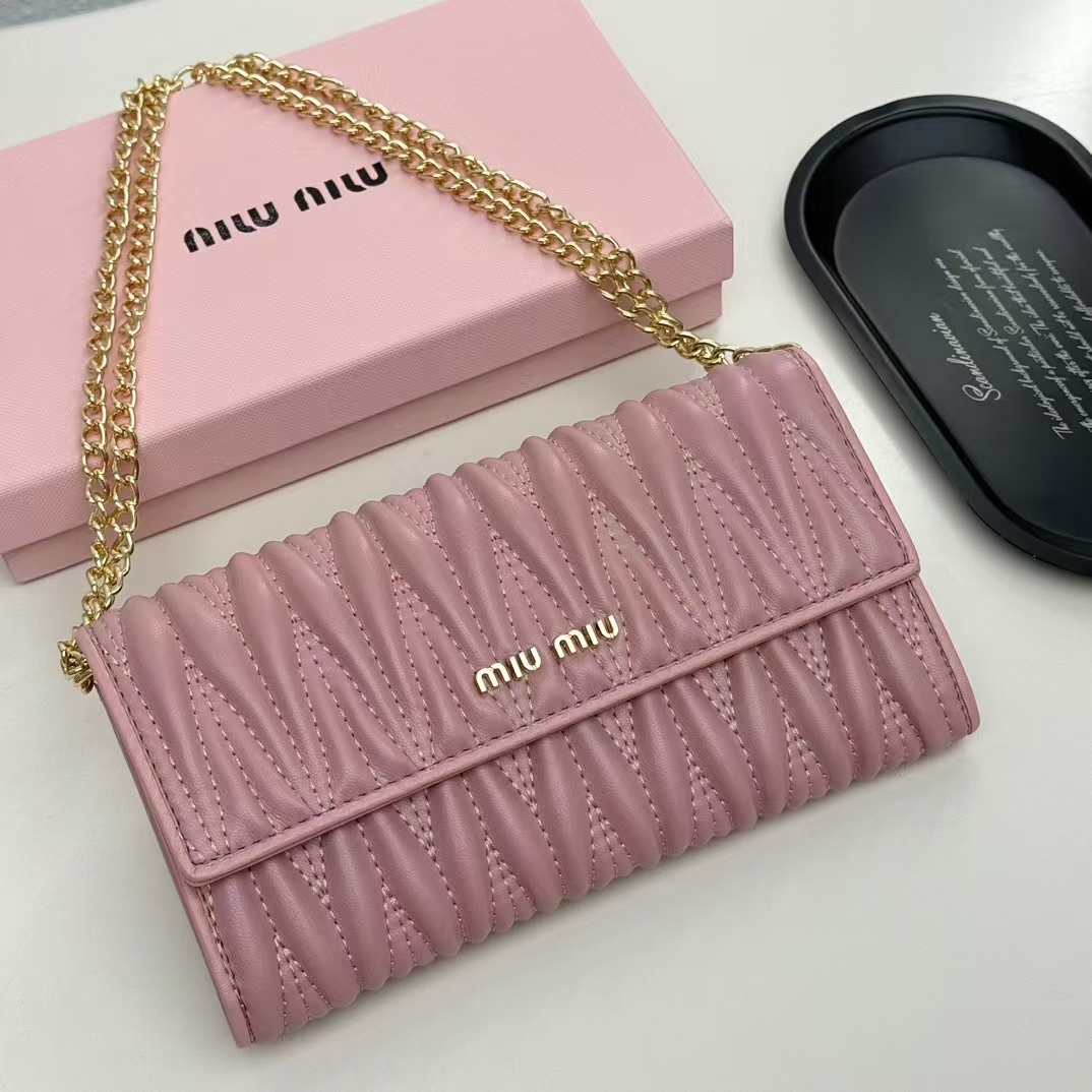 תיק בסגנון MIU MIU