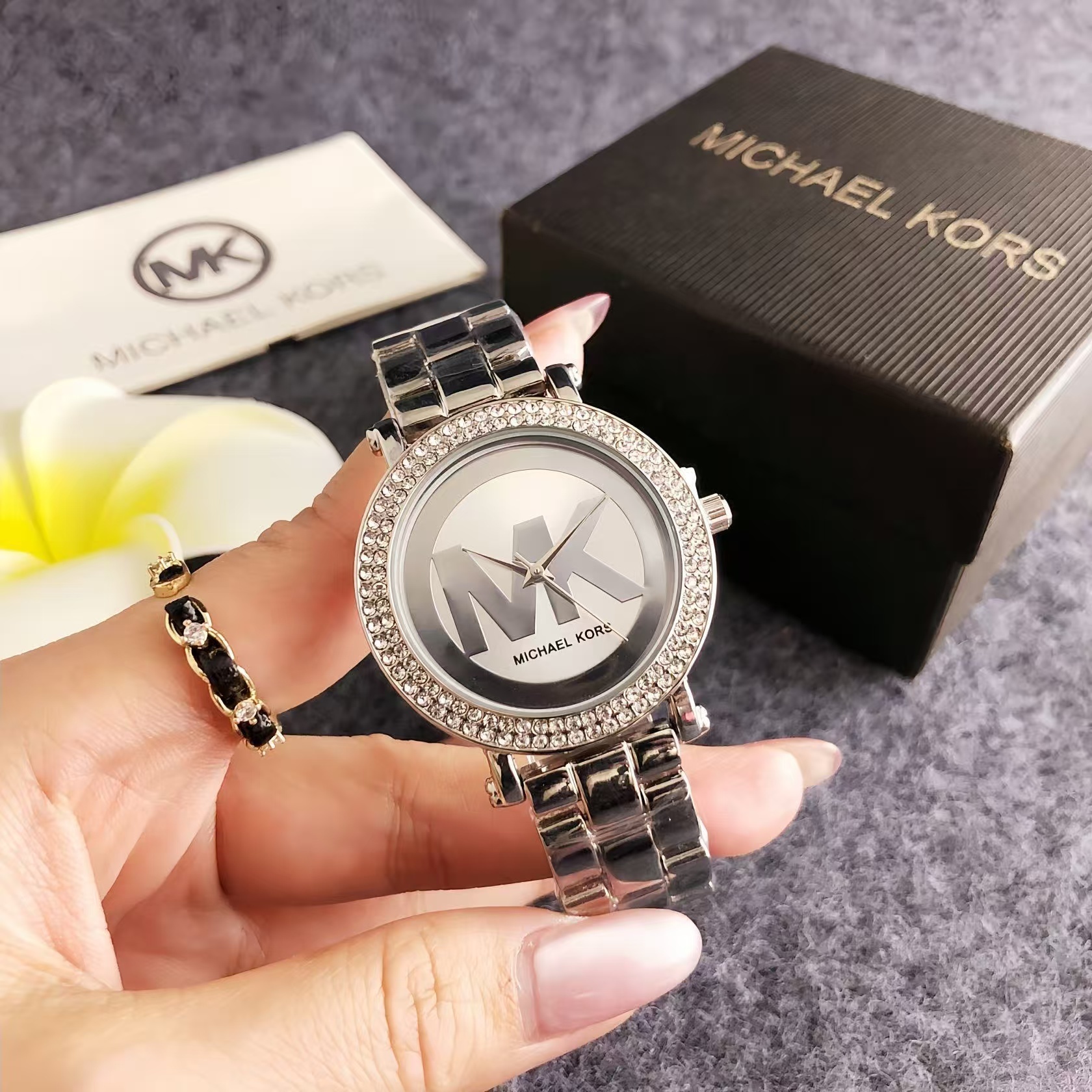 שעון בסגנון MICHAEL KORS